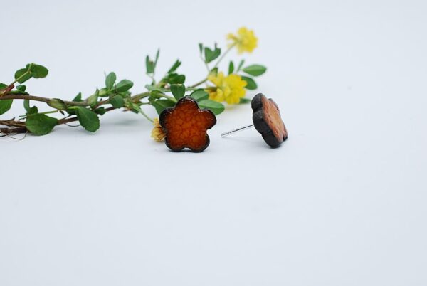 kolczyki-sztyfty-kwiatuszki-5-platkow-jasny-pomaranczowy-ceramika-rekodzielo-zizuza