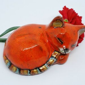 kotek-spiacy-pomaranczowy-ceramika-artystyczna-rekodzielo