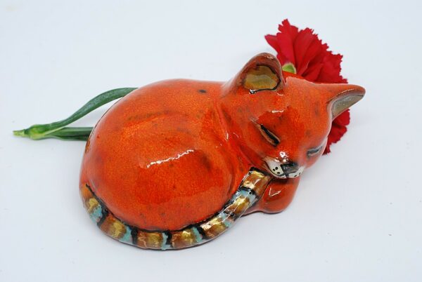 kotek-spiacy-pomaranczowy-ceramika-artystyczna-rekodzielo