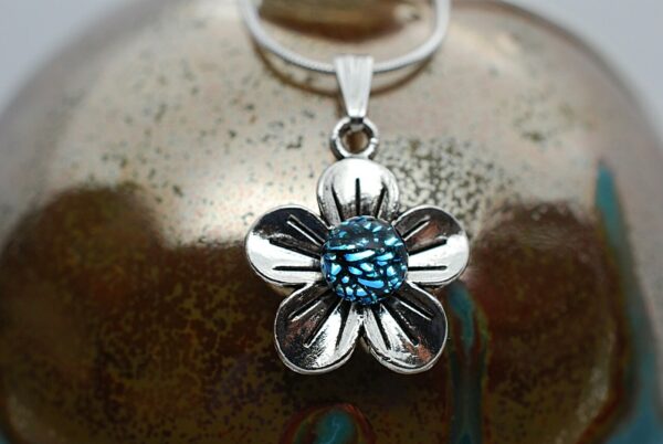 wisiorek-kwiatek-maly-srebrzysto-niebieski-bizuteria-artystyczna
