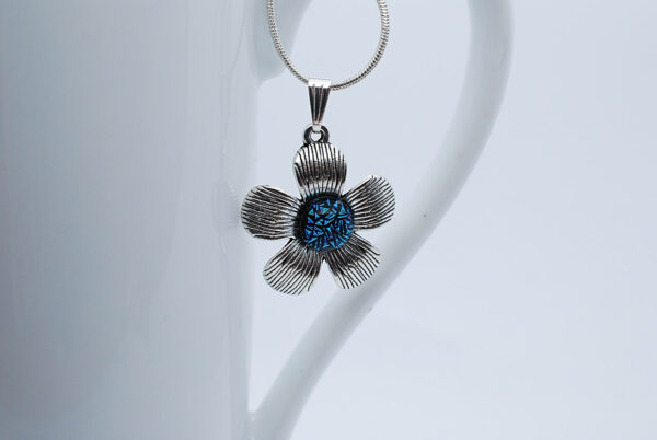 wisiorek-kwiatek-niebieski-spekany-bizuteria-artystyczna-zizuza