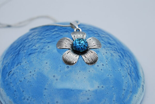 wisiorek-kwiatek-srebrzysto-niebieski-bizuteria-artystyczna