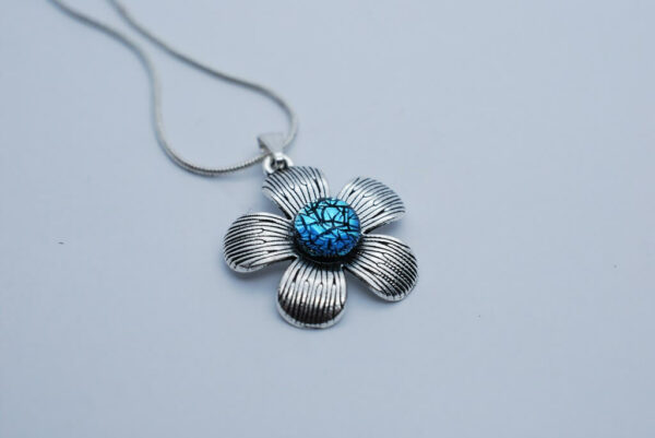 wisiorek-kwiatek-srebrzysto-niebieski-bizuteria-artystyczna