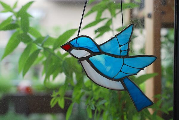 ptaszek-wiszacy-niebieski-witrazowa-dekoracja-rekodzielo-artystyczne-zizuza